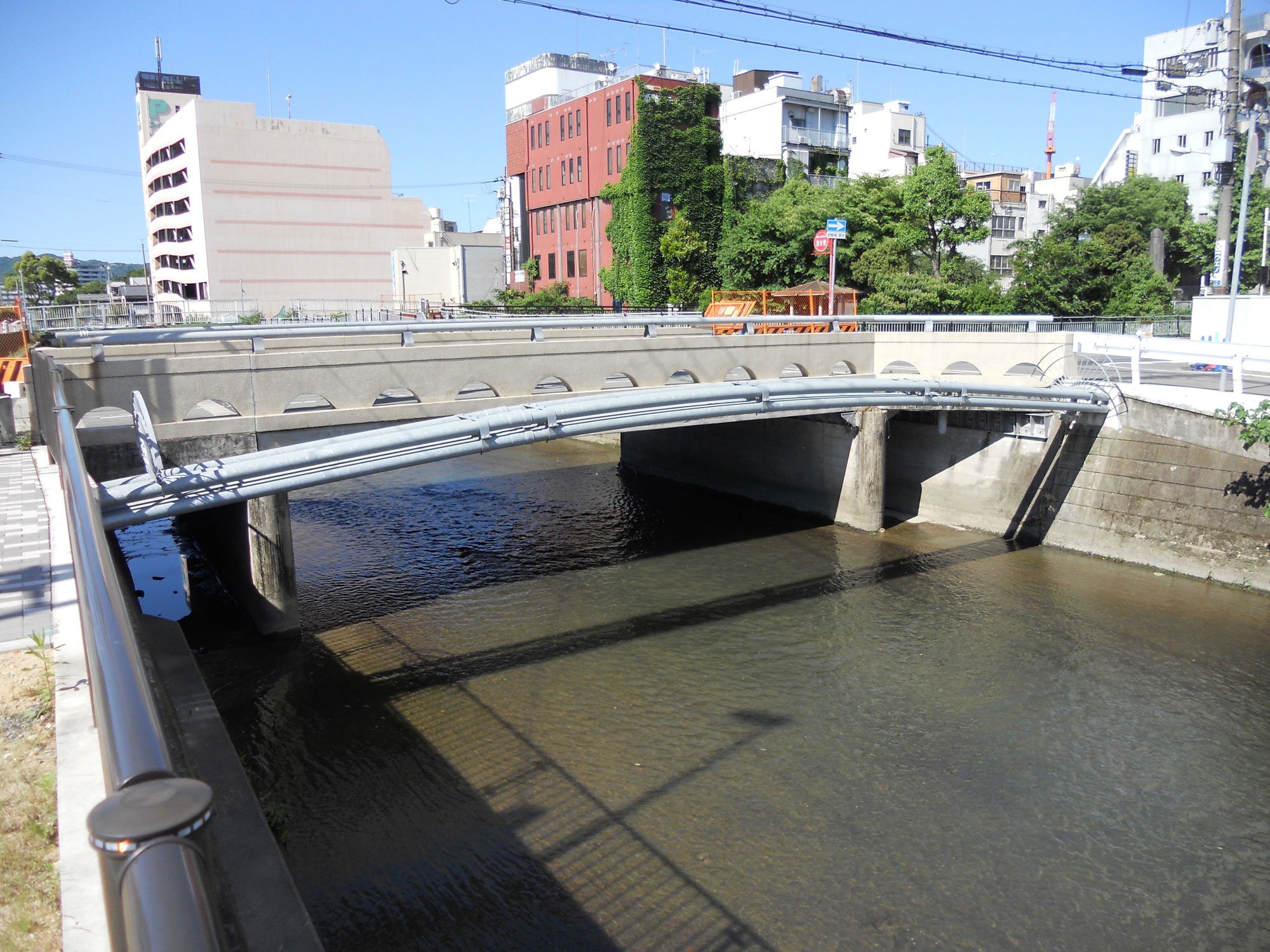 管路橋 側面
